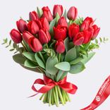 Маленькое фото 1: Букет из 33 красных тюльпанов с зеленью