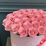 Маленькое фото 2: Букет из 25 розовых роз в розовой коробке