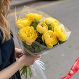 Маленькое фото 1: Букет из 7 желтых пионов в пленке, Голландия