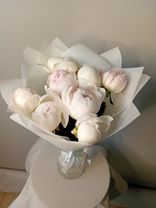 Фото флориста 3: Букет из 9 белых пионов в крафте