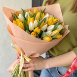 Маленькое фото 1: Букет из 26 желтых и 25 белых тюльпанов в персиковой упаковке