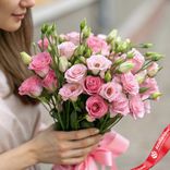 Маленькое фото 2: Букет из 15 розовых лизиантусов с розовой лентой