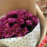 Маленькое фото 3: Букет из 9 светло-фиолетовых хризантем «Учение свет»