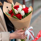 Маленькое фото 1: Букет из 6 белых тюльпанов и 7 красных гвоздик в крафте с лентой