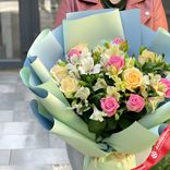 Маленькое фото 2: Букет из розовых и белых роз и альстромерий «Признание чувств»