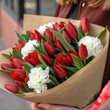 Маленькое фото 1: Букет из 26 красных тюльпанов и 5 белых гвоздик в крафте