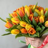 Маленькое фото 2: 51 желто-рыжий тюльпан, Россия