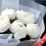 Маленькое фото 3: Букет из 5 белых пионов «Пломбир»