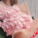 Маленькое фото 3: Букет из 9 розовых гортензий в розовой бумаге
