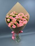 Фото флориста 1: Букет из 11 кустовых розовых роз в крафте