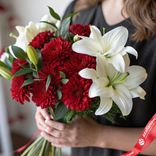 Маленькое фото 1: Композиция из 9 красных хризантем и белых лилий «Империя любви»