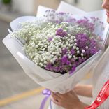 Маленькое фото 1: Букет из 3 белых и 2 сиреневых гипсофил в белой пленке