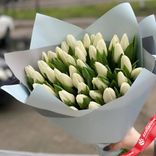 Маленькое фото 3: Букет из 45 белых тюльпанов в светло-серой упаковке