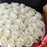 Маленькое фото 3: Букет из 51 белой розы в красной коробке, 40 см, Россия