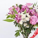 Маленькое фото 2: Букет из 5 роз, 4 альстромерий, 3 хризантем «Цветочный градиент»