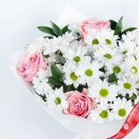 Маленькое фото 3: Акция! Букет из роз и хризантем «Воздушный поцелуй»