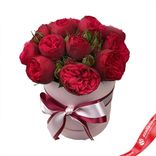 Маленькое фото 1: Букет из 9 кустовых красных пионовидных роз в коробке