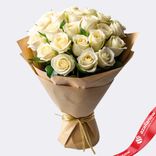 Маленькое фото 1: Букет из 21 белой розы в крафте, 60 см, Россия