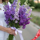 Маленькое фото 1: Букет из 25 сиреневых дельфиниумов с белой лентой
