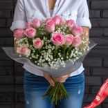 Маленькое фото 2: Букет из 15 розовых роз и гипсофилы в сетке