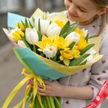 Маленькое фото 1: Букет из 20 желтых нарциссов и 11 белых тюльпанов
