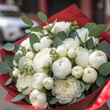 Маленькое фото 1: Букет из 30 белых пионов с эвкалиптом в красной пленке