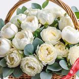 Маленькое фото 2: Букет из 30 белых пионов с эвкалиптом в корзине