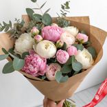 Маленькое фото 1: Букет из 15 белых и розовых пионов микс с эвкалиптом в крафте