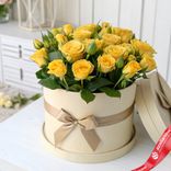 Маленькое фото 2: Букет из 15 кустовых желтых роз в коробке