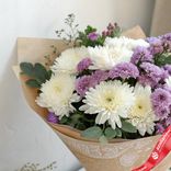 Маленькое фото 2: Букет из белых и сиреневых хризантем «Прости, поверь»