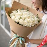 Маленькое фото 1: Букет из 31 белой розы в крафте с лентой, 50 см, Россия