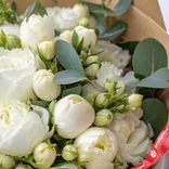 Маленькое фото 3: Букет из 50 белых пионов с эвкалиптом в крафте