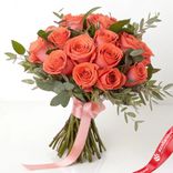 Маленькое фото 1: Букет из 15 ярко-коралловых роз с зеленью