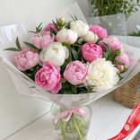 Маленькое фото 1: Букет из 30 пионов микс ярко розовых и белых в пленке
