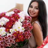 Маленькое фото 3: Букет из 45 кустовых хризантем в черной бумаге