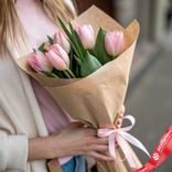 Маленькое фото 1: Букет из 5 розовых тюльпанов в крафте