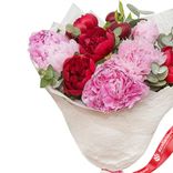 Маленькое фото 2: Букет из 6 красных и 5 розовых пионов