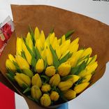 Фото флориста 1: Букет из 51 желтого тюльпана в крафте