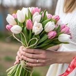 Маленькое фото 1: Букет из 9 белых и 10 розовых тюльпанов