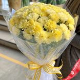 Маленькое фото 1: Букет из 55 желтых гвоздик в пленке с лентой, Голландия