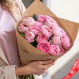 Маленькое фото 1: Букет из 15 пионовидных розовых роз в крафте, 50 см, Эквадор