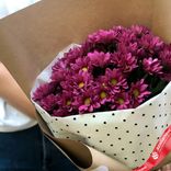 Маленькое фото 2: Букет из 9 светло-фиолетовых хризантем «Учение свет»