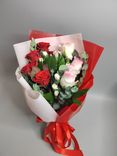 Фото флориста 1: Букет из 10 роз и 5 кустовых гвоздик «Сюзанна»