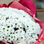 Маленькое фото 3: Букет из 19 белых кустовых ромашковых хризантем