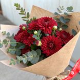 Маленькое фото 1: Композиция из 5 кустовых хризантем и эвкалипта в крафтовой упаковке «Бургундия»