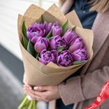 Маленькое фото 1: Букет из 10 фиолетовых пионовидных тюльпанов в крафте, Голландия