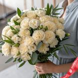 Маленькое фото 1: Букет из 50 кремовых гвоздик с зеленью фисташки