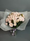 Фото флориста 1: Букет из 25 кустовых пионовидных красных роз в белой бумаге