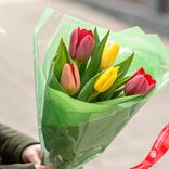 Маленькое фото 2: Букет из 5 микс тюльпанов в зеленой пленке