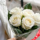 Маленькое фото 2: Букет из 5 белых роз «Мондиаль» в пленке, 50см, Эквадор